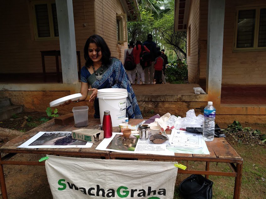 SwmrtBengaluru's tweet photo. Our #compostchampion @SavitaHiremath had a field day at the #BhoomiHabba talking about #homecomposting and #BeatPlasticPollution #Swachagraha #compostgrowcook https://t.co/anRCUEZYKE