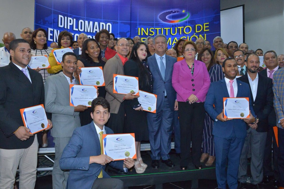Formación PLD (@formacionpld) on Twitter photo Foto de grupo con egresados Diplomado en Geopolítica y RRII anoche en acto de entrega de certificados <a href="/PLDenlinea/">PLD</a> @PLDalDia <a href="/LeonelFernandez/">Leonel Fernández</a> <a href="/agmsosa/">Alejandrina German</a> Foto de grupo con egresados Diplomado en Geopolítica y RRII anoche en acto de entrega de certificados <a href="/PLDenlinea/">PLD</a> @PLDalDia <a href="/LeonelFernandez/">Leonel Fernández</a> <a href="/agmsosa/">Alejandrina German</a>