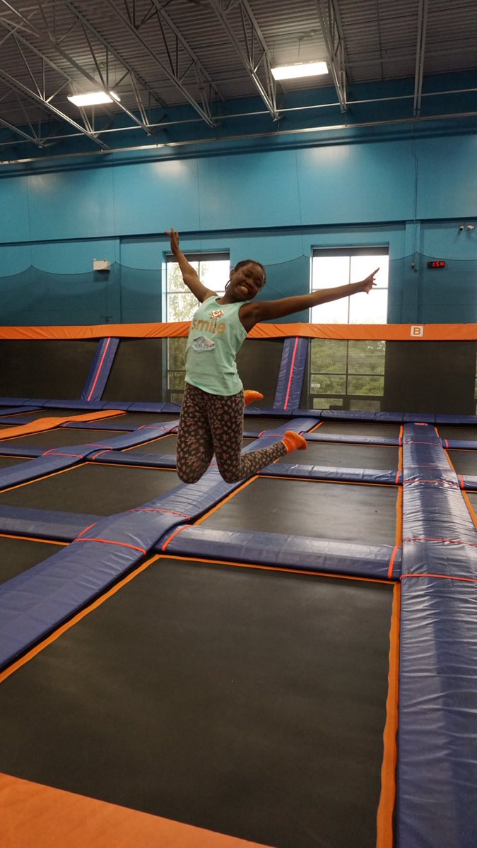 UrbanSquash_TO's tweet photo. The sky is the limit for our students! #charity #squash #fitness #trampolines #skyzone #toronto #PAday #play @SkyZoneVaughan https://t.co/l6LQ8iX9Ol