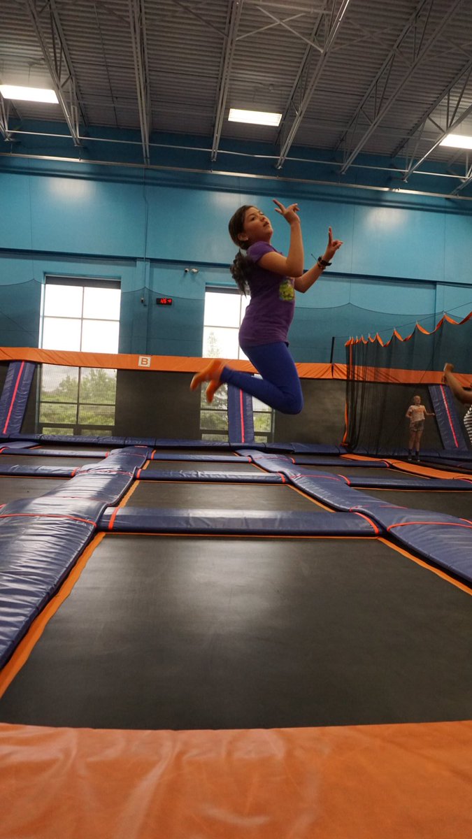 UrbanSquash_TO's tweet photo. The sky is the limit for our students! #charity #squash #fitness #trampolines #skyzone #toronto #PAday #play @SkyZoneVaughan https://t.co/l6LQ8iX9Ol