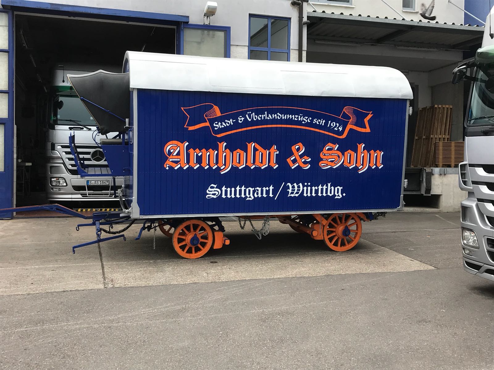 Transpak Nachster Programmpunkt Der J Amo ung Besichtigung Der Arnholdt Sohn Gmbh Gezeigt Wurde Unter Anderem Der Erste Mobelwagen Des Unternehmens Wie Die Zeit Vergeht Bvamoe T Co 2fuateywi9
