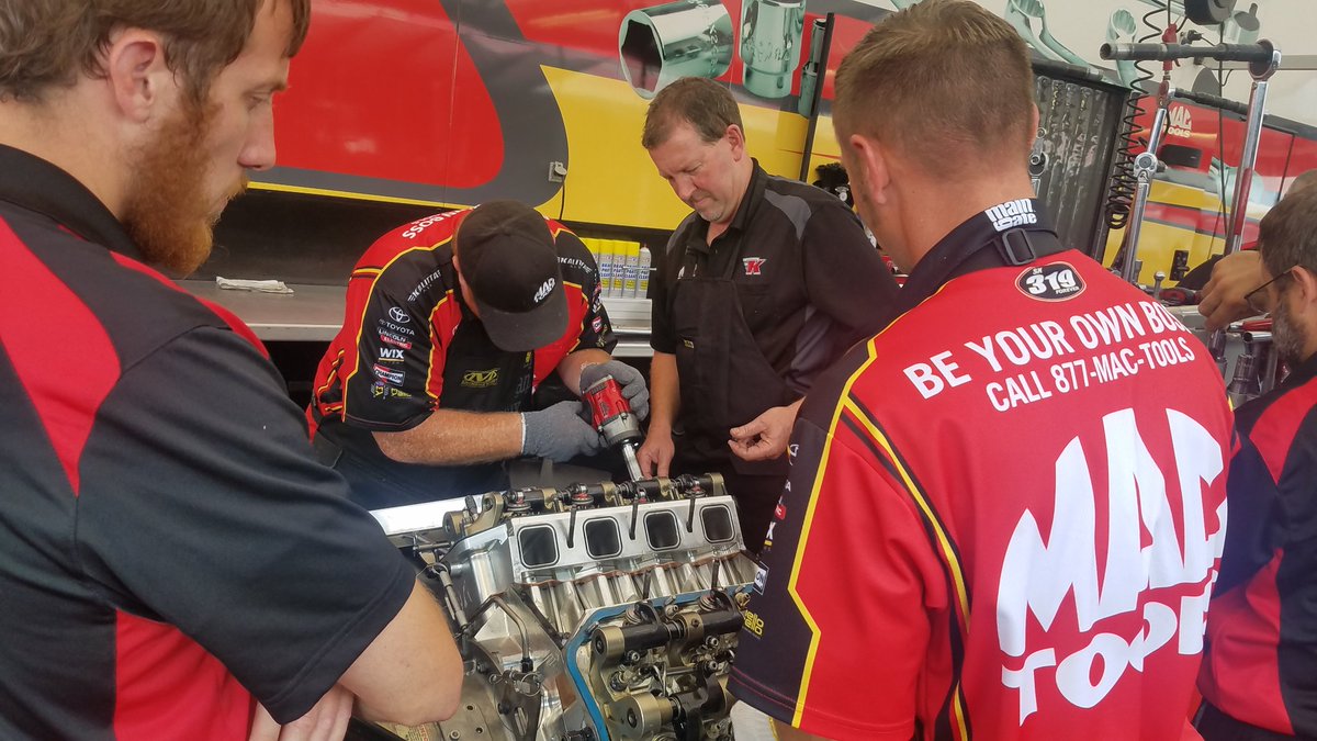 TeamKalitta's tweet photo. Putting these @Mac_Tools to work in @Air_Doug's pit as we prep for Q3 at the #VirginiaNats π #KalittaStrong #GreatToWorkWith #WeAreMacTools #NHRA https://t.co/8Q7yuYCXqy