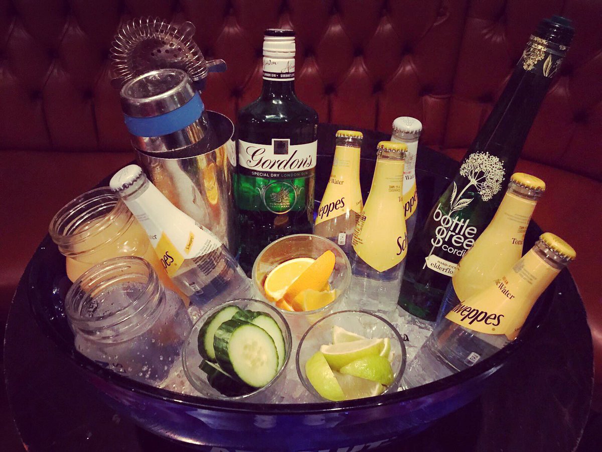 Fancy winning an area, a whole bottle of gin and all the trimmings for you and 10 friends to enjoy?! Just like, retweet and let us know your fav cocktail! 🍹🍸👌#WorldGinDay #londonbars #coventgarden #SquadGoals