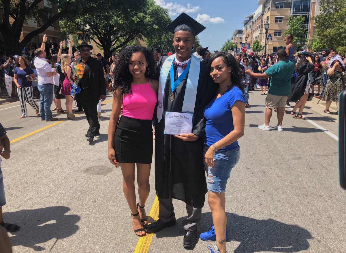 Kyshaunbradford's tweet photo. 🎓10 university acceptances 
🎓3.6 GPA
🎓$25,000 in scholarships 
🎓Varsity Athlete for 2 Sports
🎓1 school record 
🎓 Division 1 Athlete 
🎓On a Athletic scholarship
🎓Going to my dream school 
🎓FIRST PERSON IN MY FAMILY TO GRADUATE HIGH SCHOOL 
ALL GLORY TO GOD‼️ https://t.co/68TAa97HfJ