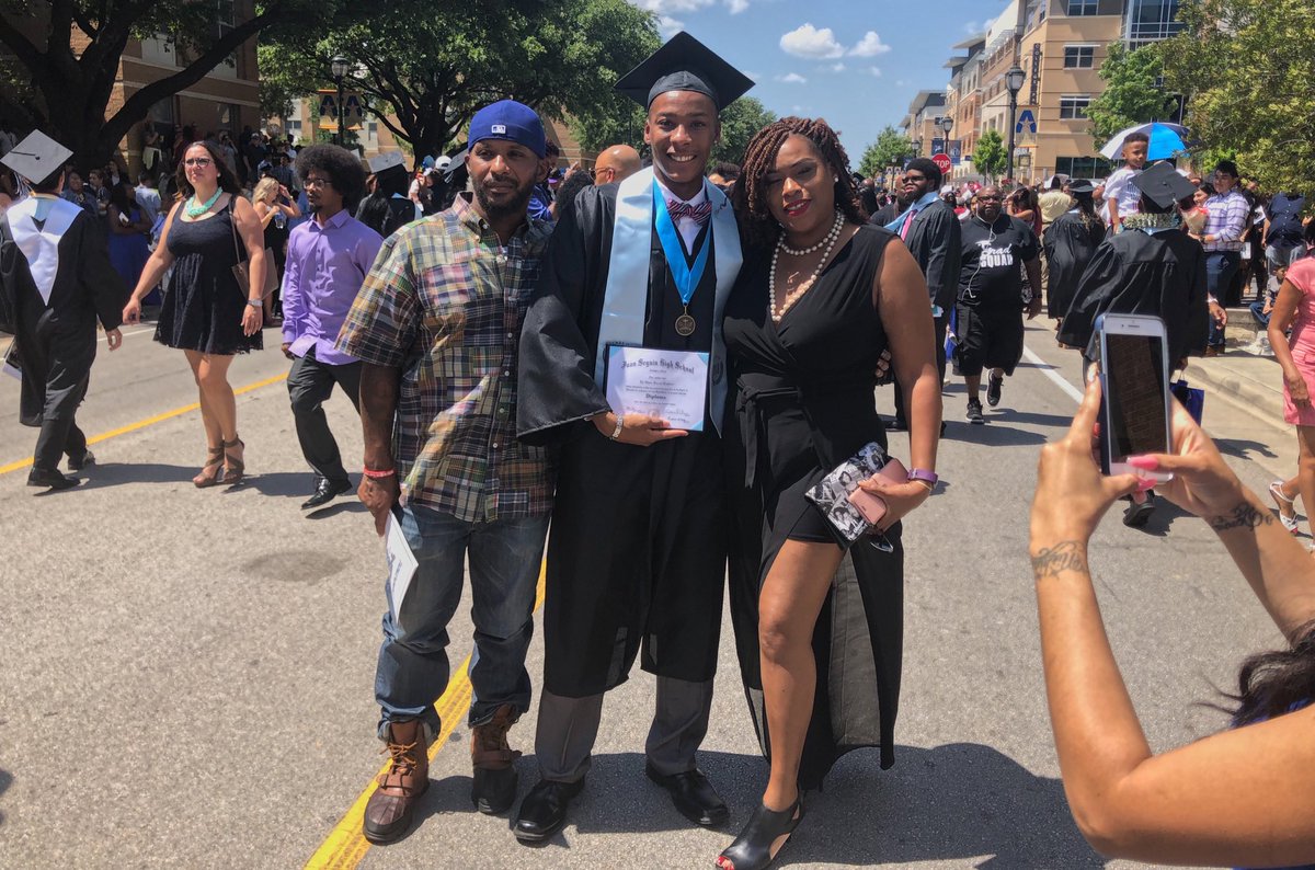 Kyshaunbradford's tweet photo. 🎓10 university acceptances 
🎓3.6 GPA
🎓$25,000 in scholarships 
🎓Varsity Athlete for 2 Sports
🎓1 school record 
🎓 Division 1 Athlete 
🎓On a Athletic scholarship
🎓Going to my dream school 
🎓FIRST PERSON IN MY FAMILY TO GRADUATE HIGH SCHOOL 
ALL GLORY TO GOD‼️ https://t.co/68TAa97HfJ