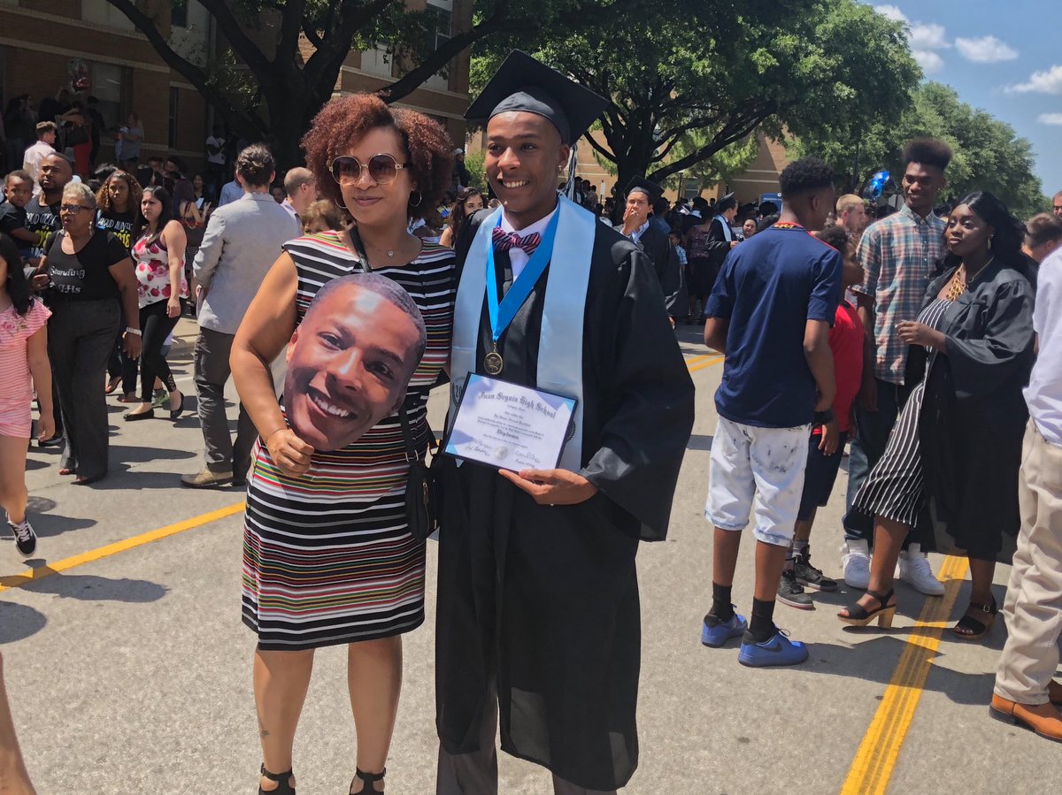 Kyshaunbradford's tweet photo. 🎓10 university acceptances 
🎓3.6 GPA
🎓$25,000 in scholarships 
🎓Varsity Athlete for 2 Sports
🎓1 school record 
🎓 Division 1 Athlete 
🎓On a Athletic scholarship
🎓Going to my dream school 
🎓FIRST PERSON IN MY FAMILY TO GRADUATE HIGH SCHOOL 
ALL GLORY TO GOD‼️ https://t.co/68TAa97HfJ