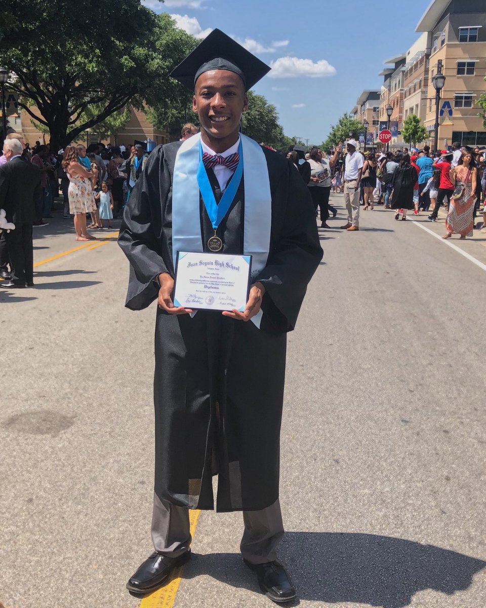 Kyshaunbradford's tweet photo. 🎓10 university acceptances 
🎓3.6 GPA
🎓$25,000 in scholarships 
🎓Varsity Athlete for 2 Sports
🎓1 school record 
🎓 Division 1 Athlete 
🎓On a Athletic scholarship
🎓Going to my dream school 
🎓FIRST PERSON IN MY FAMILY TO GRADUATE HIGH SCHOOL 
ALL GLORY TO GOD‼️ https://t.co/68TAa97HfJ