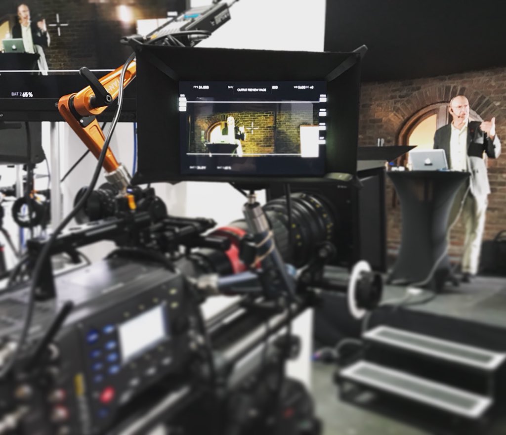 SamysDV's tweet photo. #Cinematography master Bill Bennet, ASC @CineBill teaches his techniques @samys_camera’s #PhotoConLA in #DTLA. https://t.co/bv2JlnJk36