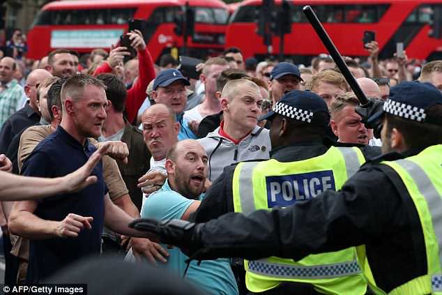 NasNacera's tweet image. Des milliers de nazis ont saccagé la ville de Londres, et attaqué des policiers. Ça ne fait pas la Une, ils ne sont pas d’apparence musulmane.