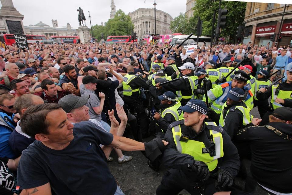 NasNacera's tweet image. Des milliers de nazis ont saccagé la ville de Londres, et attaqué des policiers. Ça ne fait pas la Une, ils ne sont pas d’apparence musulmane.