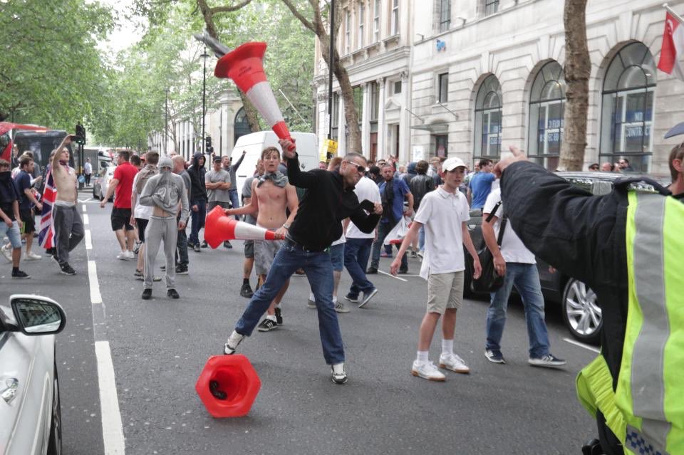 NasNacera's tweet image. Des milliers de nazis ont saccagé la ville de Londres, et attaqué des policiers. Ça ne fait pas la Une, ils ne sont pas d’apparence musulmane.