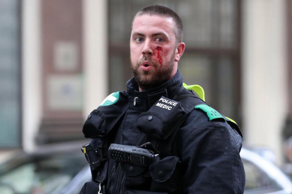 NasNacera's tweet image. Des milliers de nazis ont saccagé la ville de Londres, et attaqué des policiers. Ça ne fait pas la Une, ils ne sont pas d’apparence musulmane.