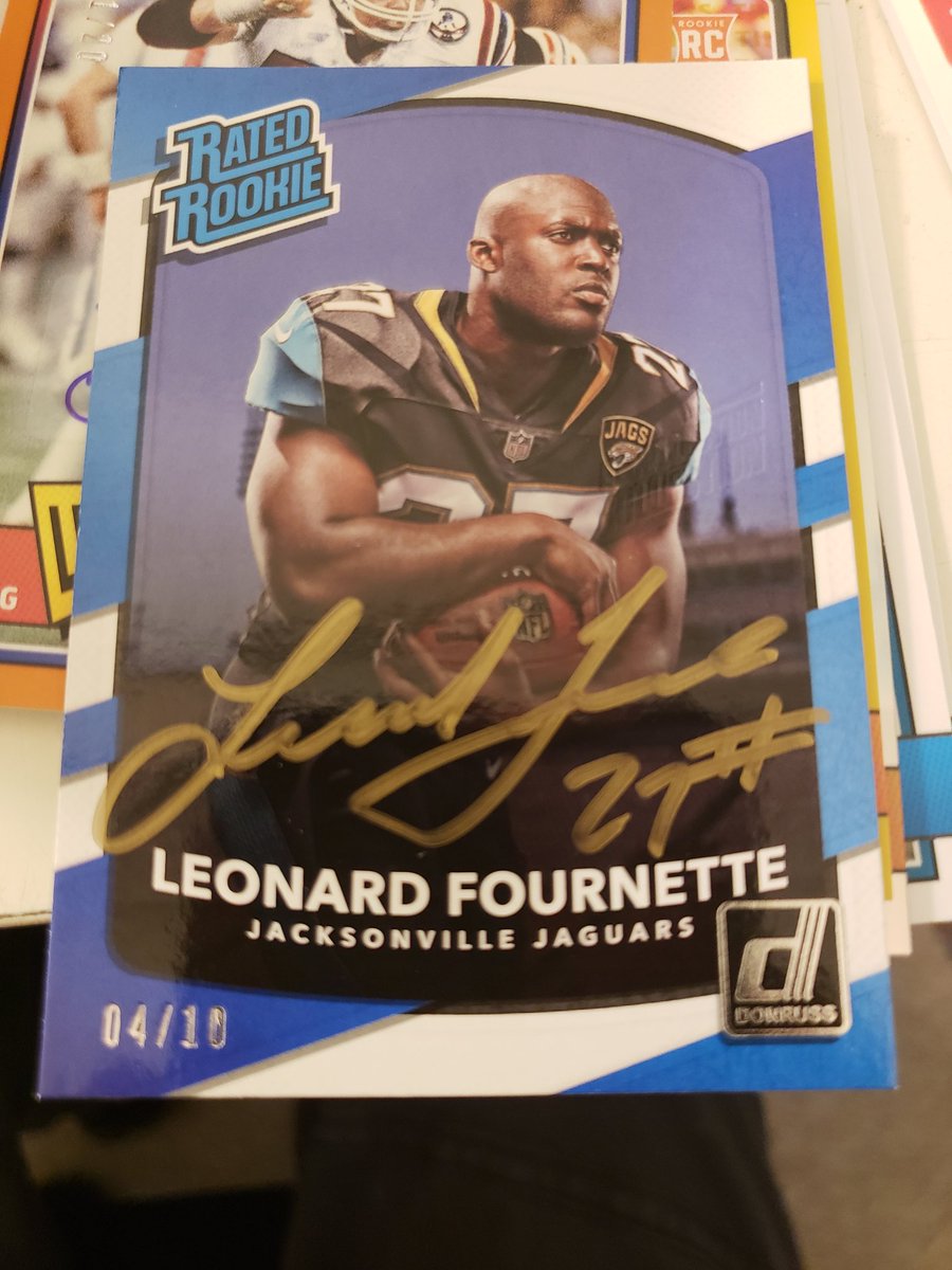 CrattyPatty25's tweet photo. Well my box of 2018 Classics was pretty amazing!!! John Hannah 1/20, Hunt patch, Lauletta 5/5 and then that oh so nasty Fournette 4/10 buyback gold autograph. OMG! 😍 I'll def be grabbing another one at some point 👍 @footballcrdonly @MrKdub @DubMentality https://t.co/CvGImzHizq