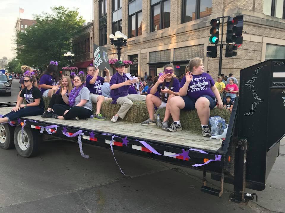 BungerStuCo's tweet photo. More pictures from the parade! #BungerStuCo #WolvesLead https://t.co/o2mKPyZnsU