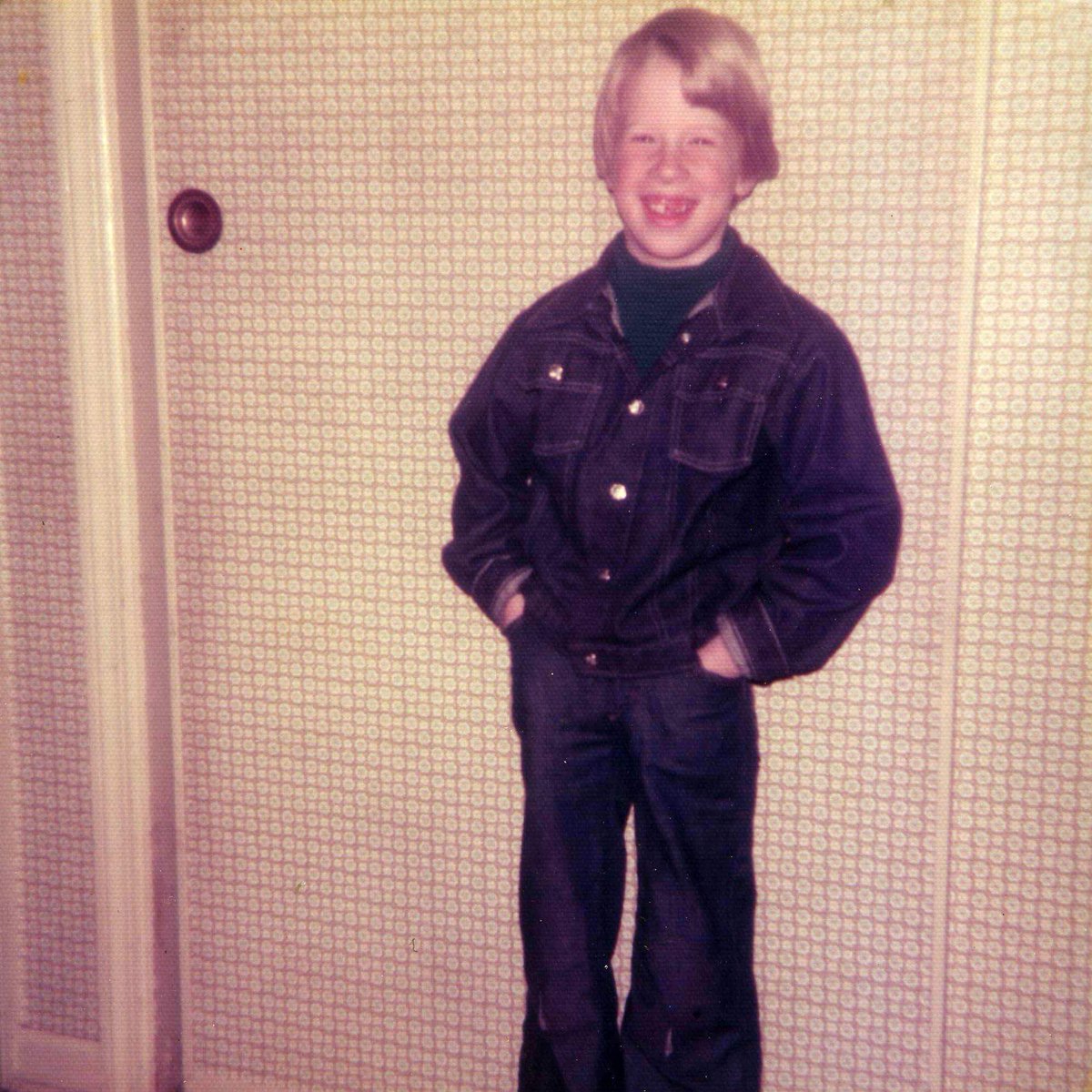 CraigMaherArt's tweet photo. #BestThingAboutThe70s this dark jeans Toughskins outfit.
#craigmaher #nofronttooth https://t.co/fNGaCc6dUc