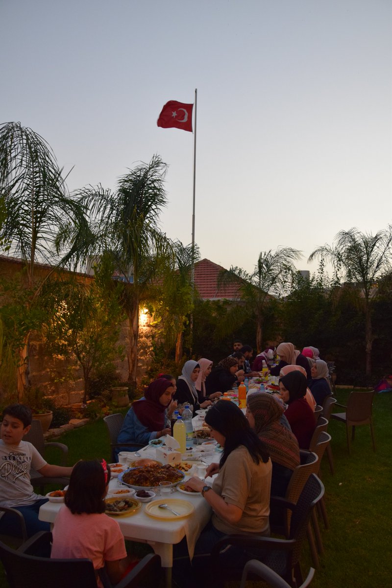 kudusyetkm's tweet photo. Türkçe kurslarımıza devam eden  öğrencilerimizle, kültür merkezimizin bahçesinde iftarda bir araya geldik. https://t.co/OYi5JiAInt