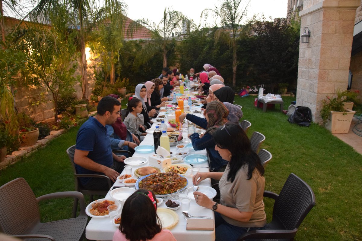 kudusyetkm's tweet photo. Türkçe kurslarımıza devam eden  öğrencilerimizle, kültür merkezimizin bahçesinde iftarda bir araya geldik. https://t.co/OYi5JiAInt