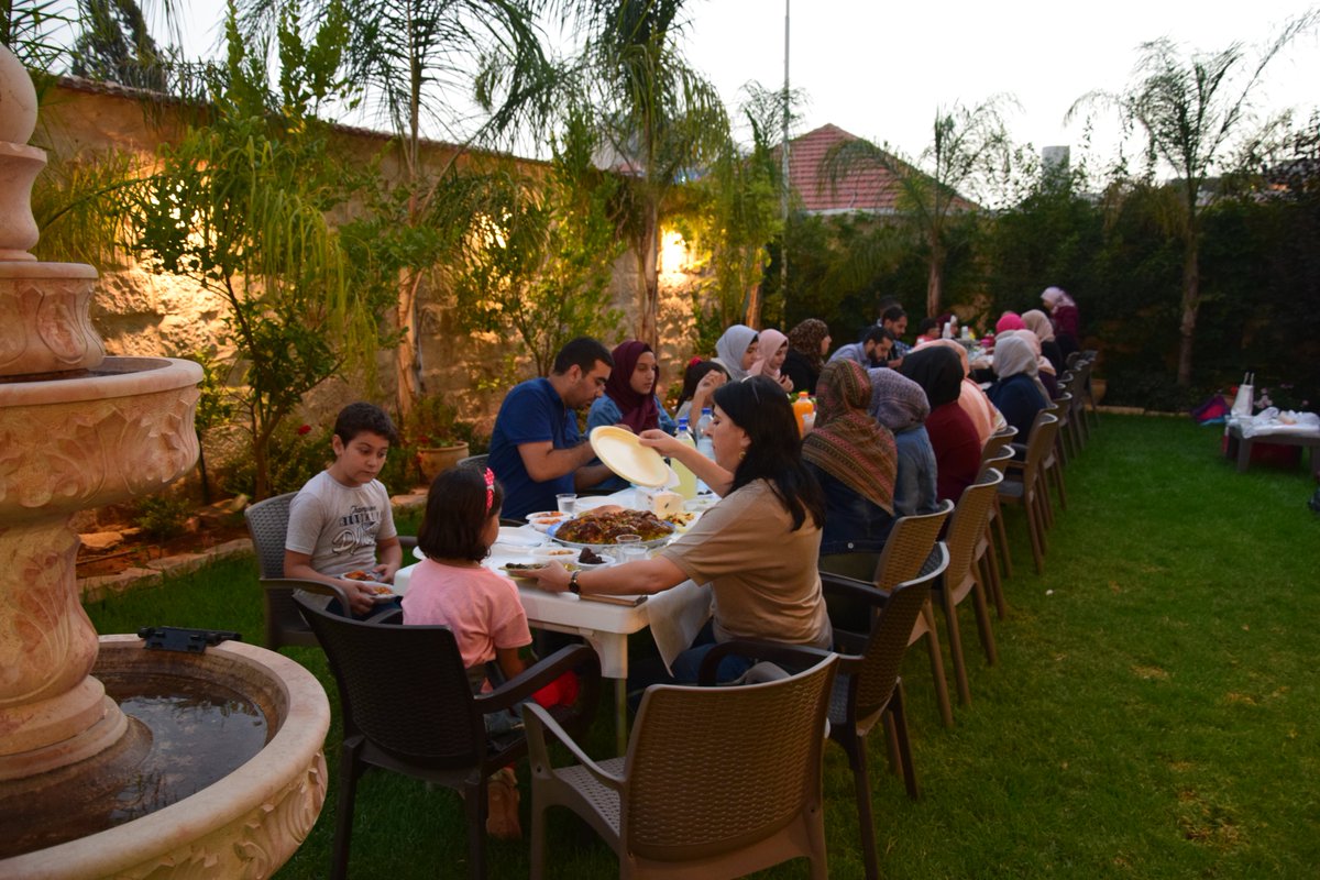 kudusyetkm's tweet photo. Türkçe kurslarımıza devam eden  öğrencilerimizle, kültür merkezimizin bahçesinde iftarda bir araya geldik. https://t.co/OYi5JiAInt
