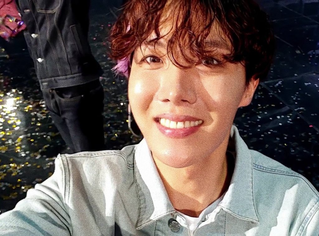 HoSeokPics11's tweet photo. 𝐻𝑒𝓁𝓁𝑜 𝒻𝓇𝒾𝑒𝓃𝒹𝓈 
𝒯𝒽𝒾𝓈 𝒶𝒸𝒸𝑜𝓊𝓃𝓉 𝒾𝓈 𝒹𝑒𝒹𝒾𝒸𝒶𝓉𝑒𝒹 𝓉𝑜 𝓉𝒽𝑒 𝓅𝑒𝓇𝓈𝑜𝓃 𝓌𝒾𝓉𝒽 𝓉𝒽𝑒 𝓂𝑜𝓈𝓉 𝒷𝑒𝒶𝓊𝓉𝒾𝒻𝓊𝓁 𝓈𝓂𝒾𝓁𝑒 𝒾𝓃 𝓉𝒽𝑒 𝓌𝑜𝓇𝓁𝒹
    ✉️🕊
—  ˗ˋˏ°• ʲᵘⁿᵍ ʰᵒˢᵉᵒᵏ •°ˎˊ˗  ₊˚✧

#bts https://t.co/1KRWuvEb8Y