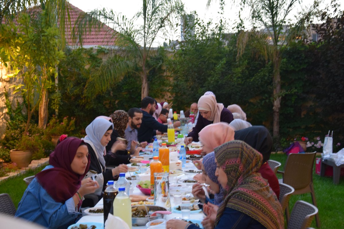 kudusyetkm's tweet photo. Türkçe kurslarımıza devam eden  öğrencilerimizle, kültür merkezimizin bahçesinde iftarda bir araya geldik. https://t.co/OYi5JiAInt