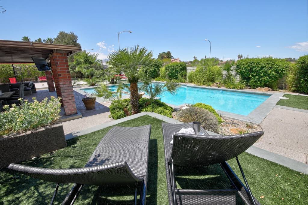 LexThaisia's tweet photo. My parents are the best and rented out this beautiful house for our trip to Vegas this summer 😍🙌🏼 it’s my first time going and I’m stoked ✌🏼 #CatchMeByThePool https://t.co/huDlaJKqK0