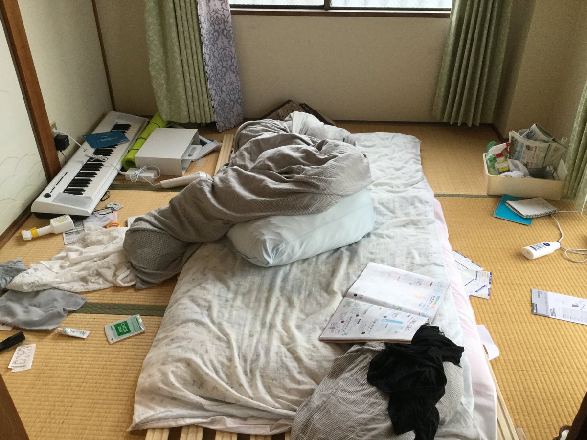 ヒマナッシオ ボンビーナ 本日の片付け前状態 まずは布団干して脚立とパソコンしまうか 汚部屋 T Co Wktrov99l2 Twitter