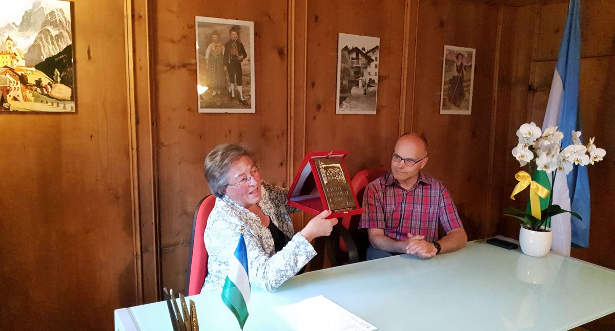 UldAnpezo's tweet photo. Oggi l'ex direttore dell'Istitut Cultural Cesa de Jan ha ricevuto dalla presidente Elsa Zardini una targa in ringraziamento del lavoro svolto in questi anni. Grazie anche da parte nostra. #tradizioni #Cultura #ladini @UldAnpezo https://t.co/brHlZAlv4a