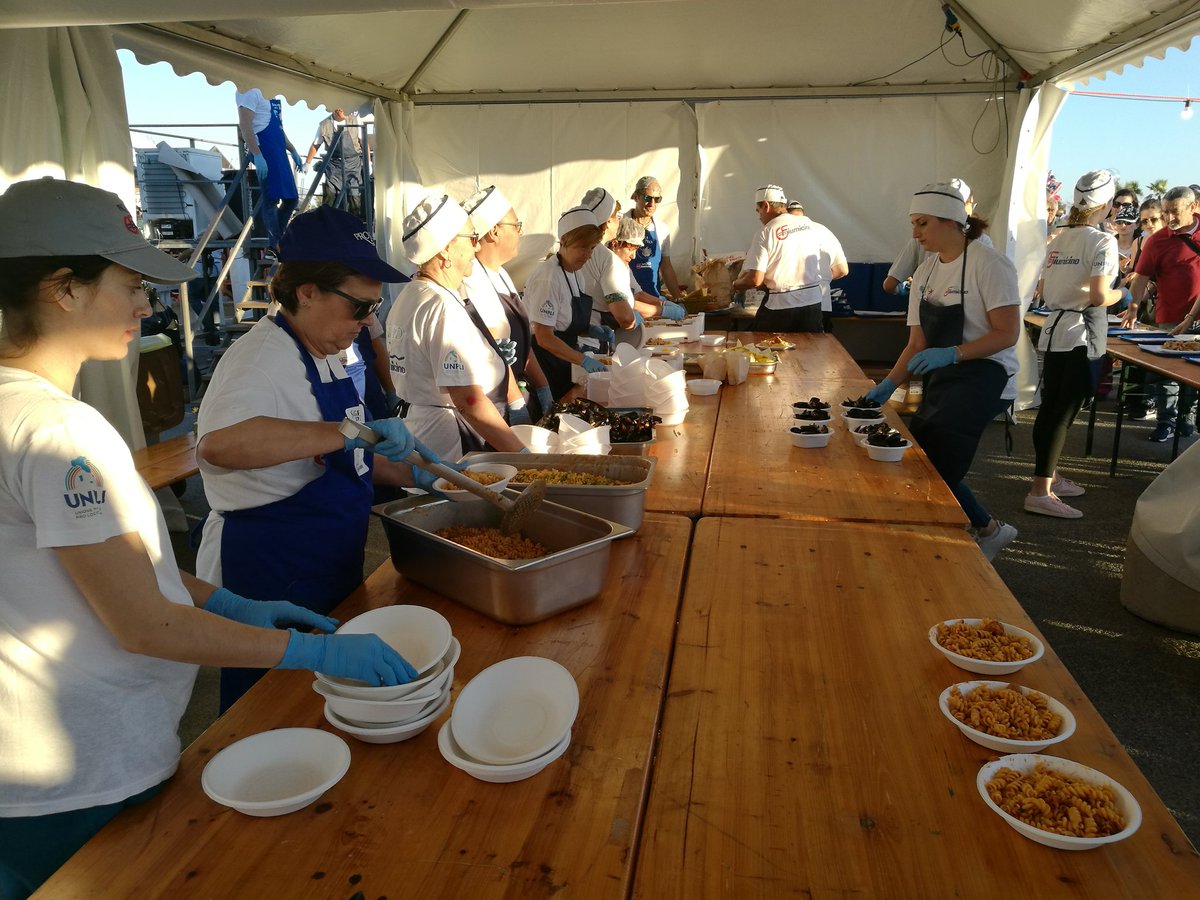 DOMENICA 10 GIUGNO Non solo elezioni comunali a FiUMICINO:  18 quintali di calamari, gamberi, pesce di paranza e 6 di cozze per essere fritti nella Padella gigante.
Sono i numeri della 48° "SAGRA DEL PESCE. L’apertura dello stand gastronomico, alle ore 18, fino ad esaurimento