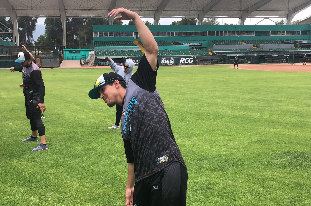 ClubSaraperos's tweet photo. El mexicoamericano Fernando Garza, la novedad en el campo de entrenamiento de Saraperos rumbo a segunda campaña de @LigaMexBeis https://t.co/QhXedzEbry