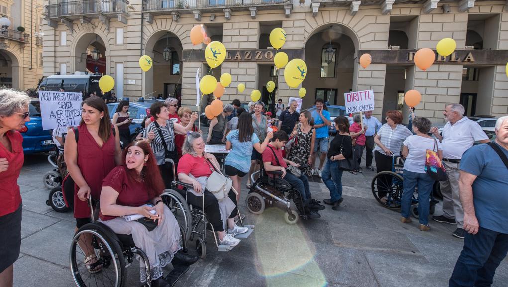 LaStampaTV's tweet photo. VIDEO | In corteo #liberidifare: “Servono aiuti più concreti per l’assistenza personale dei disabili” https://t.co/lwDcvrBIWy @LaStampa https://t.co/avpsmQKx9v