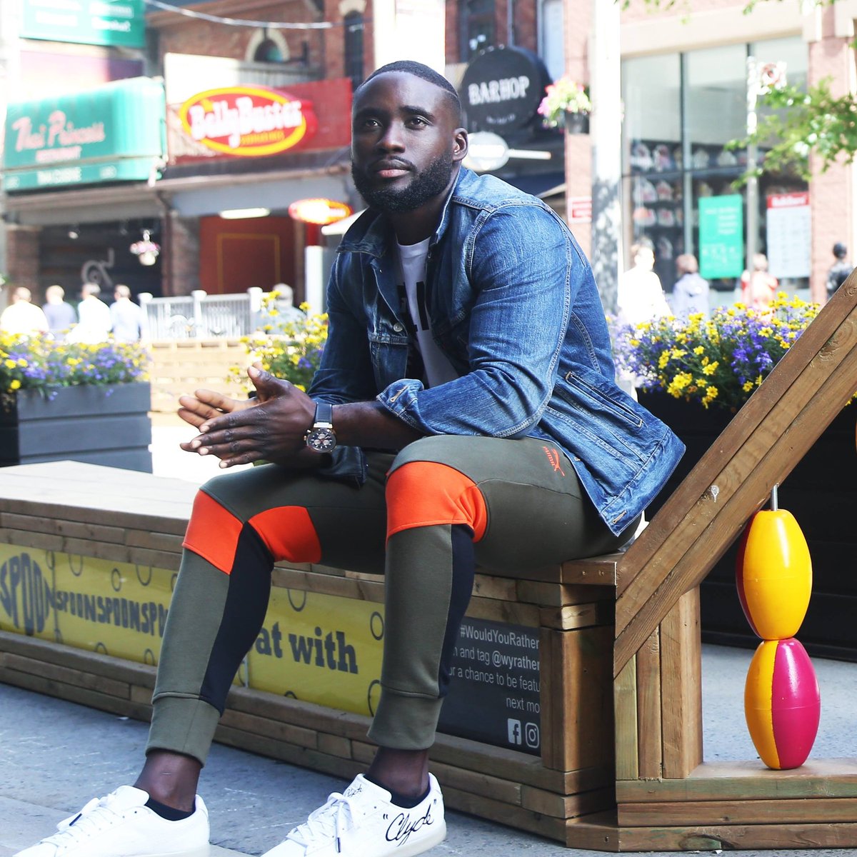 wyratherTO's tweet photo. #WouldYouRatherTO makes for great urban lifestyle shots with a pop of colour! #kingstreetpilot #everyoneisking https://t.co/Momy6H66By