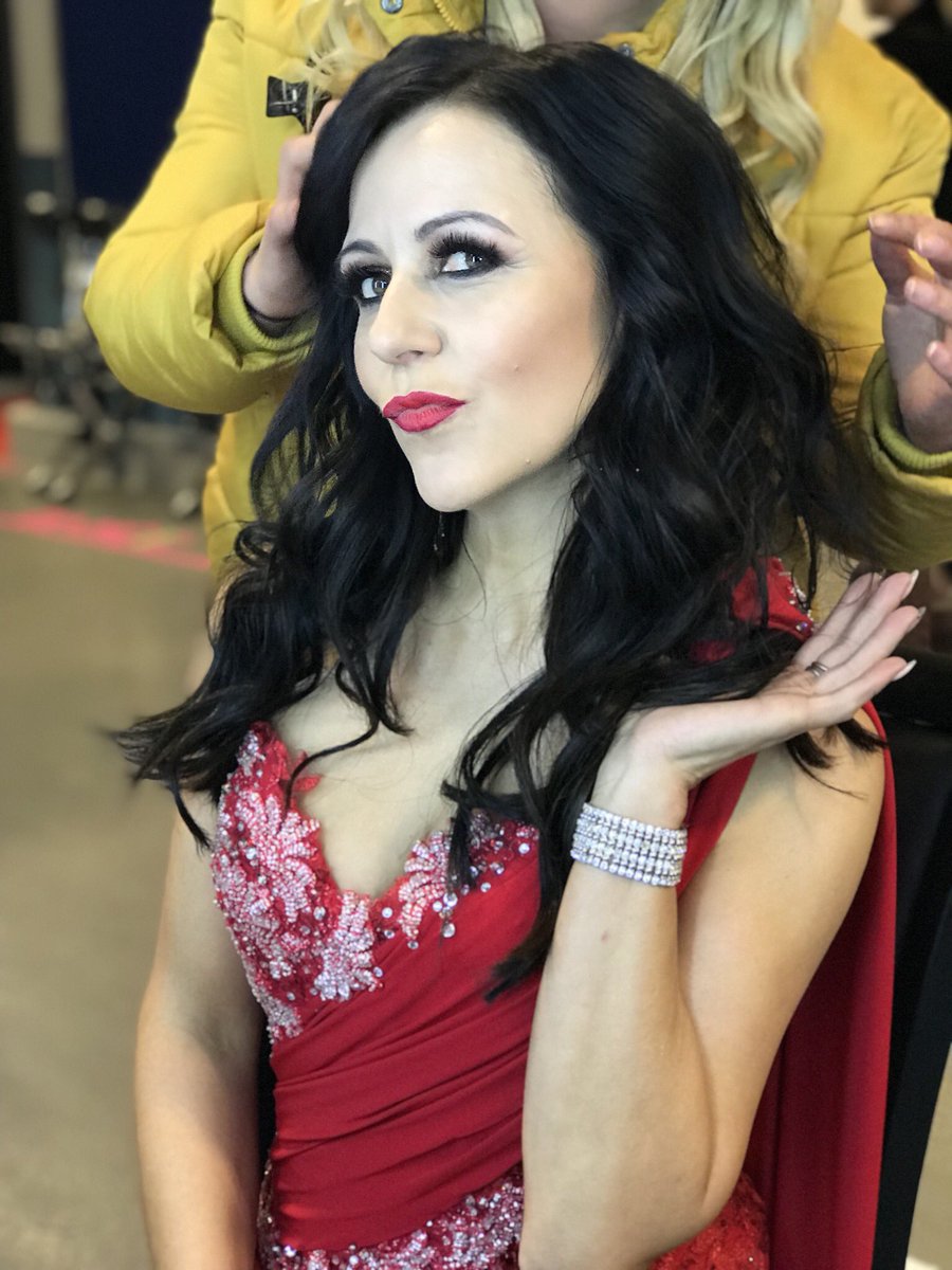 AfrIsGroot's tweet photo. Amper gereed vir die tweede vertoning. Monique Steyn lyk nie net beeldskoon nie, sy sing ook die gehoor tot op die punte van hulle stoele! #Classics2018 https://t.co/mnENZmC8M9