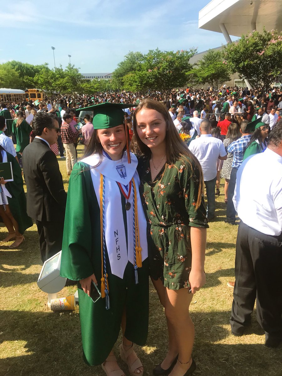 Moodysabel's tweet photo. 💓🤩Happy graduation to some of my greatest blessings, love yall, have fun in whatever yall are doing next &amp; stay happy🦋☮️ https://t.co/NwQpHRLaWE