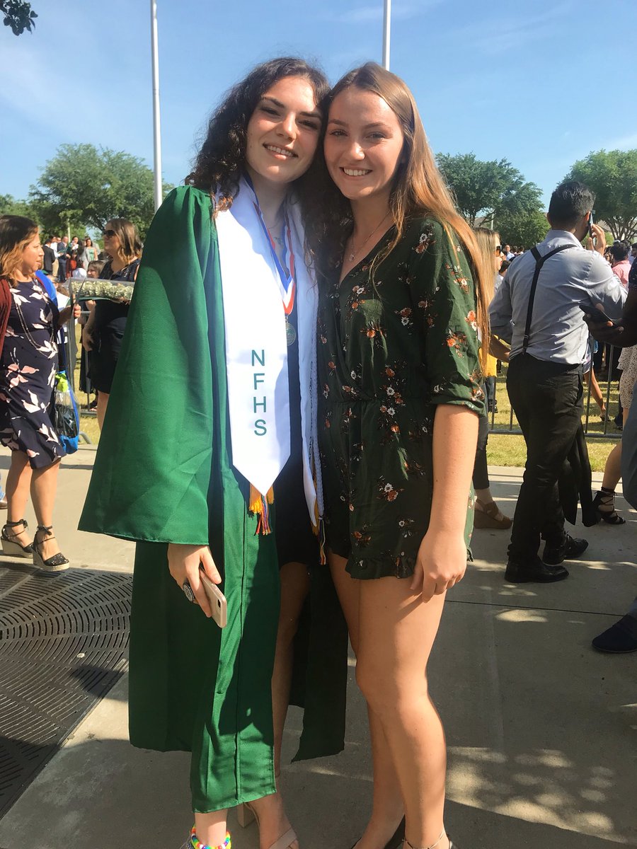 Moodysabel's tweet photo. 💓🤩Happy graduation to some of my greatest blessings, love yall, have fun in whatever yall are doing next &amp; stay happy🦋☮️ https://t.co/NwQpHRLaWE