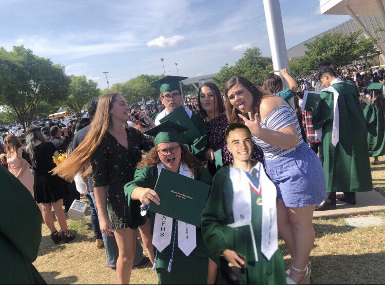 Moodysabel's tweet photo. 💓🤩Happy graduation to some of my greatest blessings, love yall, have fun in whatever yall are doing next &amp; stay happy🦋☮️ https://t.co/NwQpHRLaWE