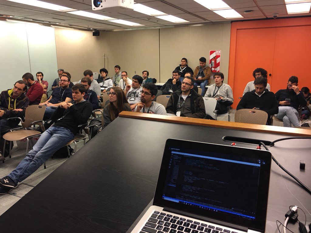 XamarinAssemble's tweet photo. @juanfranblanco nos deslumbra con @nethereumteam #MonkeyDevs https://t.co/AgGafCJ1mY