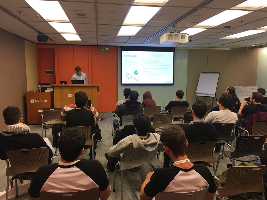 XamarinAssemble's tweet photo. Track avanzado a pleno en la mañana de la mano de @CSRodulfo @Hexacta #MonkeyDevs https://t.co/hiI8zyS2An