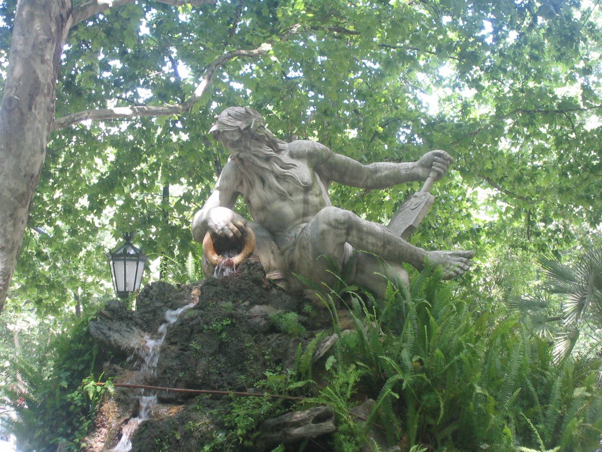 Virtuebrush's tweet photo. Posideon, Greek God of the Sea and the protector of all waters. His statue in Lisbon, Portugal is quite stunning. Would imagine he is not a fan of plastic toothbrushes. #WorldOceanDay2018 https://t.co/TY6sSpWmDo