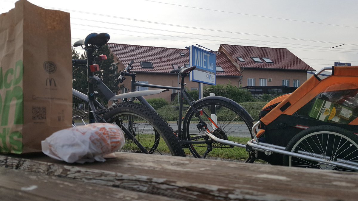 moritzpleuse's tweet photo. Soeben bei MC Donalds mitn Angelkonvoi im MC Drive Cheeseburger geholt. #nichtlustigaberfunny #angelwochenende #nice https://t.co/mKYyidcp2i