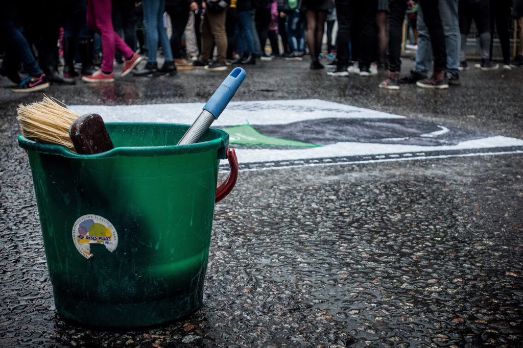 Bondifoto's tweet photo. El próximo #13J vamos a realizar una pegatina gigante para apoyar la Ley de @CampAbortoLegal y @linea_peluda va a estar interviniendo nuestra foto “Hermanadas”. Lxs esperamos! 💪🏽💚 

#abortolegalya #abortolegalseguroygratuito #pegatina #intervención #bondifotografico https://t.co/PkuAQWtny3