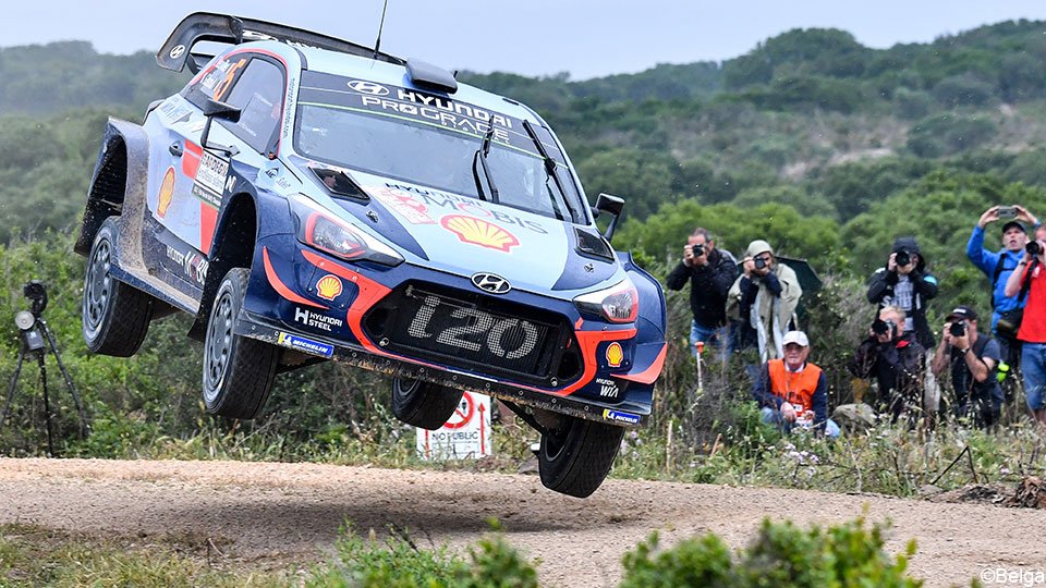 sporza's tweet photo. We krijgen een spannende slotdag in #RallyItalia: @thierryneuville nadert tot 3"9 van @SebOgier 

https://t.co/MZssdSZpZ7 https://t.co/HQHTLLJU1a