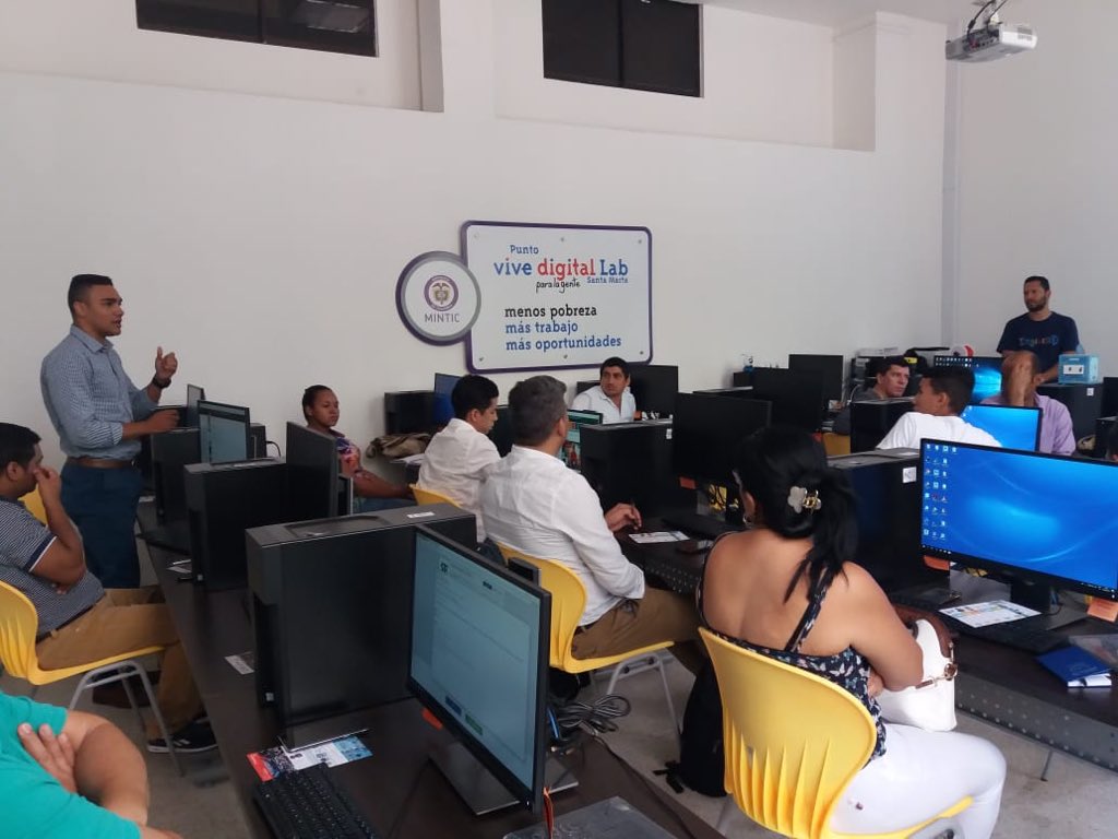 PVDLABStaMarta's tweet photo. Workshop de programación por bloques y robótica, dirigido a docentes del área de ciencia y tecnología. #ViveDigitalLab https://t.co/AJ76NHXI03