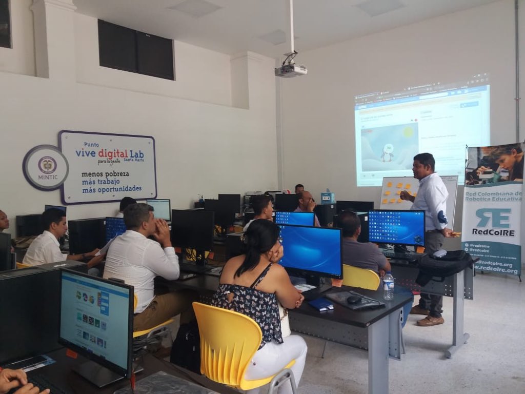 PVDLABStaMarta's tweet photo. Workshop de programación por bloques y robótica, dirigido a docentes del área de ciencia y tecnología. #ViveDigitalLab https://t.co/AJ76NHXI03