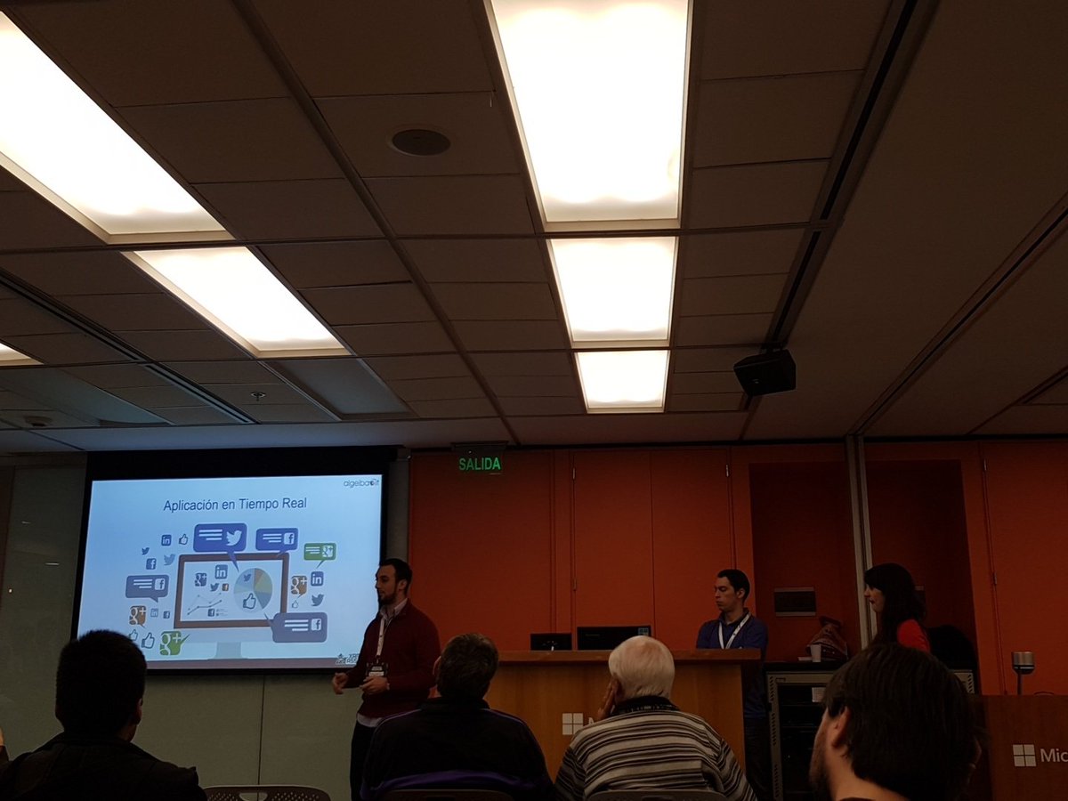 nmilcoff's tweet photo. Jugando con SignalR en @XamarinAssemble! @Nodar_Flor #MonkeyDevs @NetBaires https://t.co/Bp7kxBQ08X