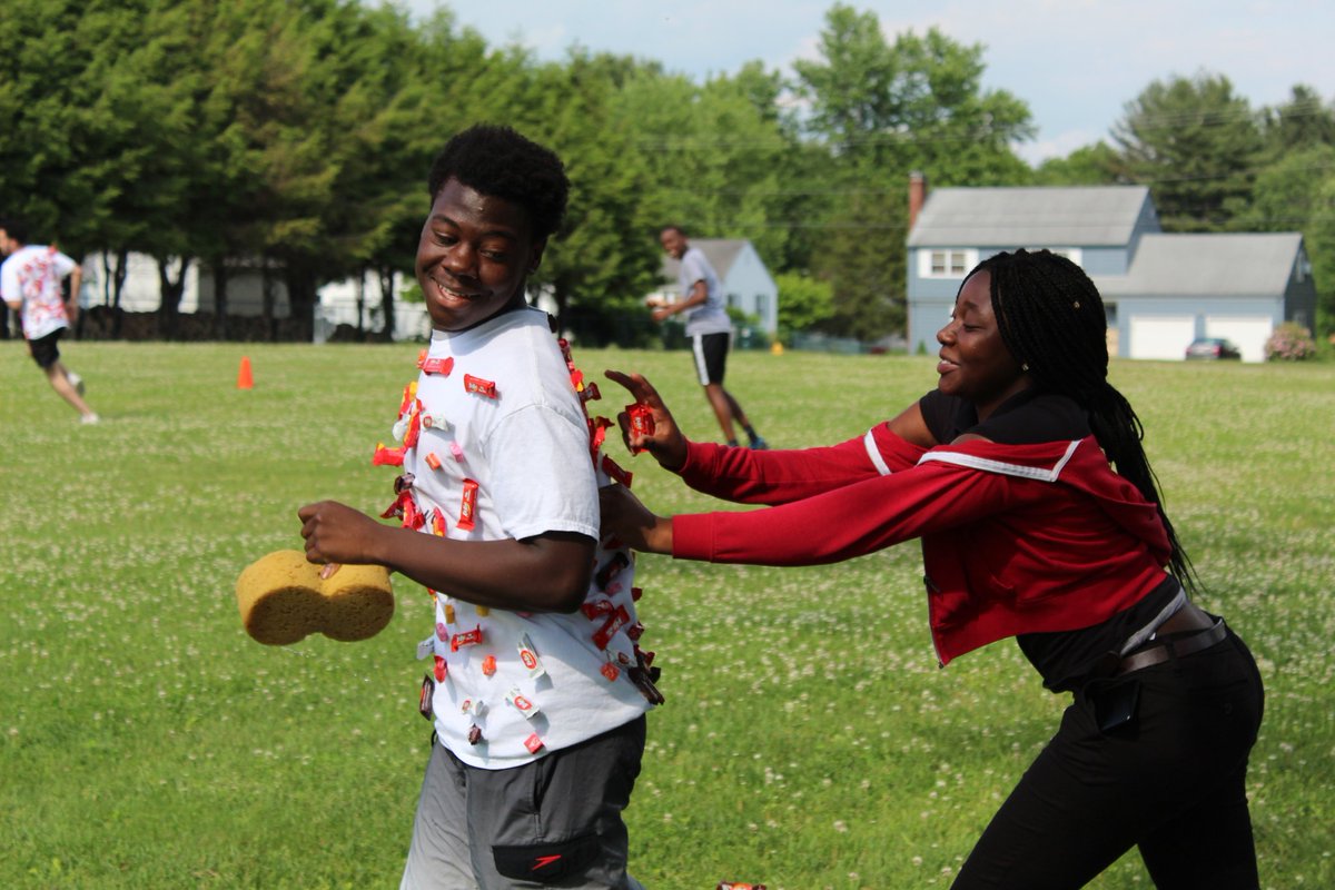younglifespfld's tweet photo. Run, human piñata, run! #younglifespringfield #YoungLife #FieldDay https://t.co/0a1ESPjgov