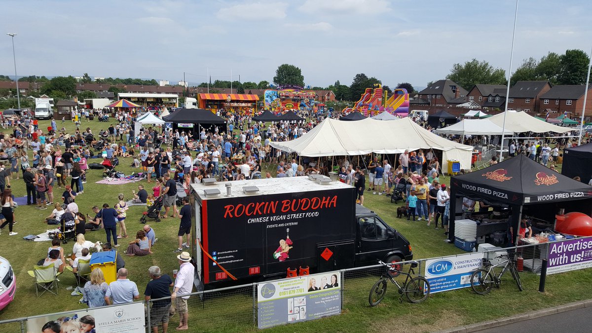 Lots enjoying the sunshine #HeatonsSummerFestival <a href="/4HTA/">4 Heatons Traders</a>