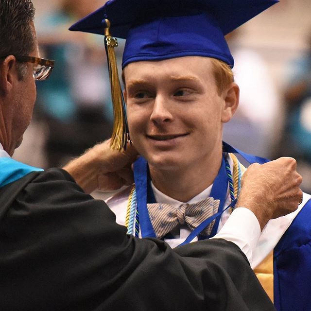 bcsdschools's tweet photo. This photo was taken during the #graduation of Berkeley HS. That’s the #valedictorian being honored.
.
.
.
#berkeleycountysc #southcarolina #graduation #highschool #bcsdgraditude #palmettostate #monckscorner #proud #student #graduate https://t.co/NHW9HKFB6M