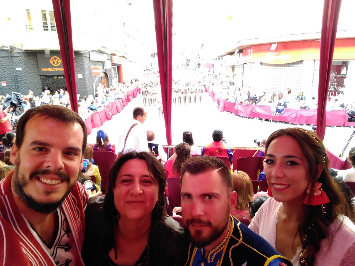 RosaPerezGarijo's tweet photo. Con los compas @iperezrico @javi__rivera y María disfrutando de los moros y cristianos de Elda después del CPN de @esquerraunida https://t.co/sjXabyk9ty