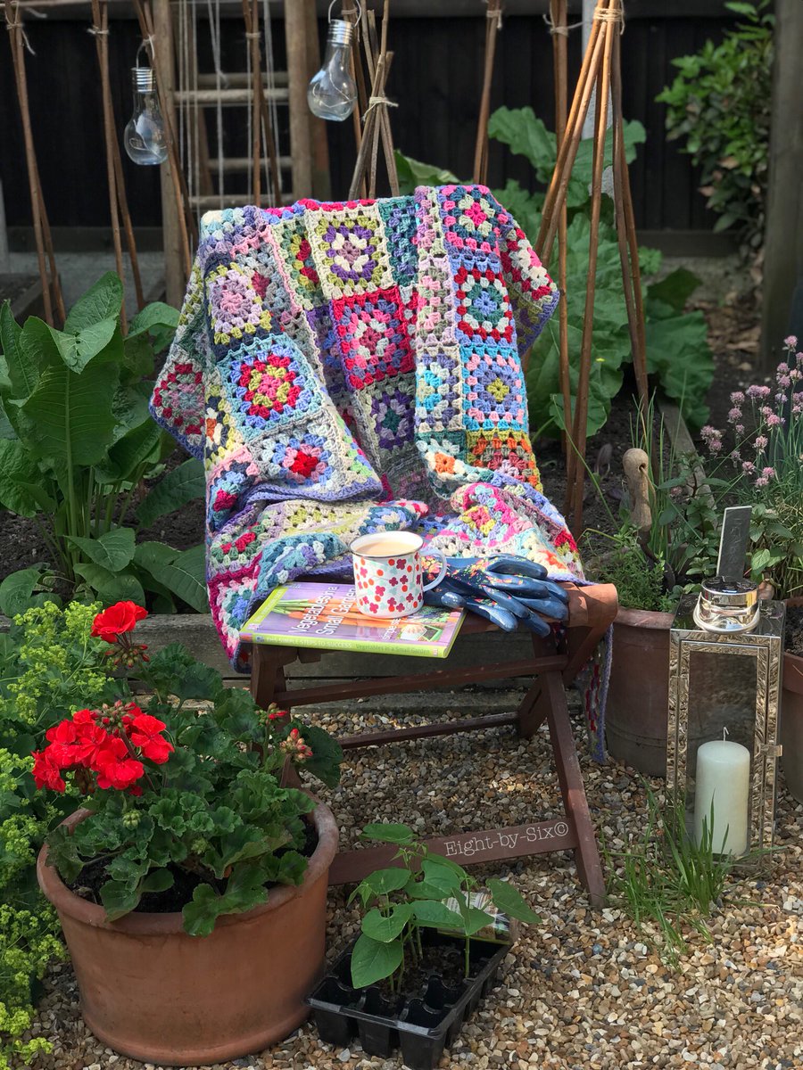 Eightbysix1's tweet photo. Gardening and crochet - my perfect Saturday afternoon #grannyblanket #grannysquare #grannysquareblanket #debbieblissyarn #myvegpatch https://t.co/ntztyCtobd