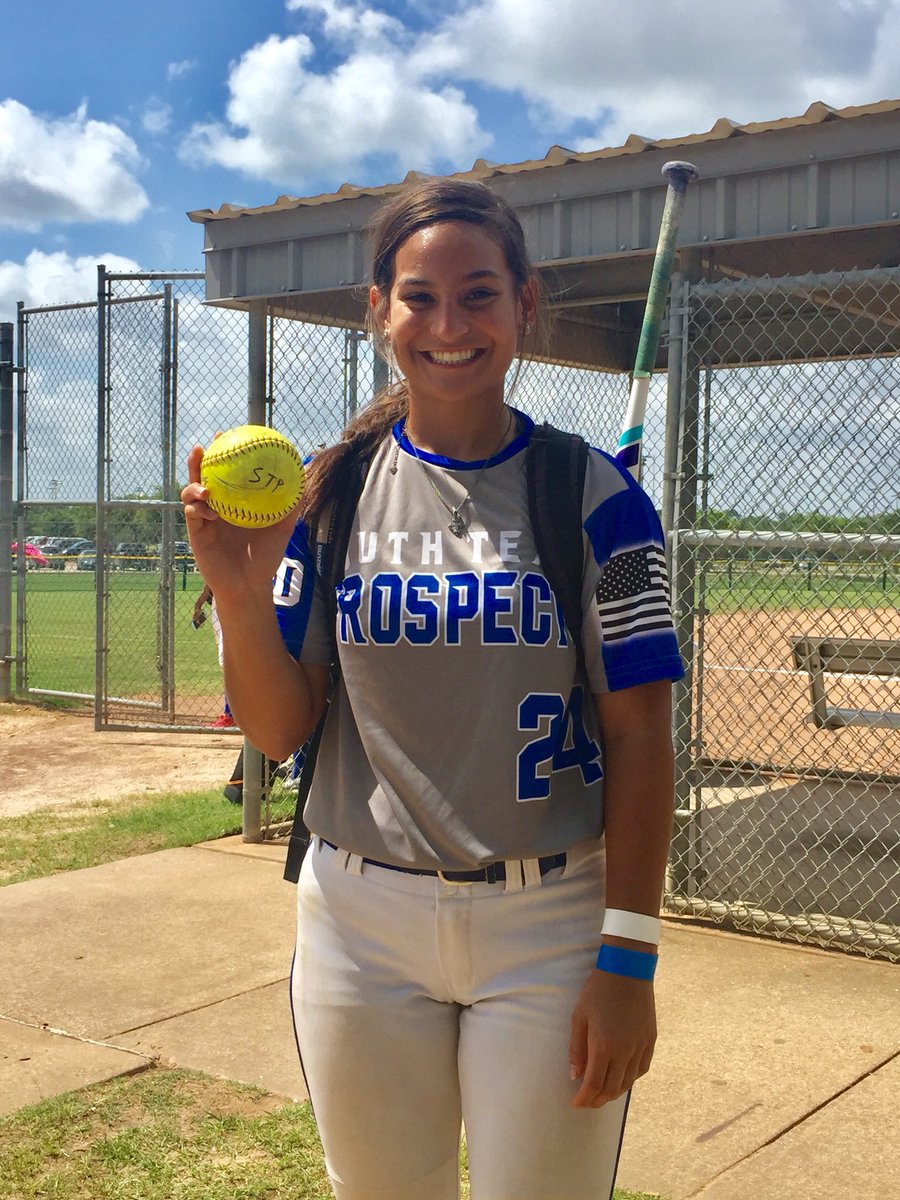 mrkirk76's tweet photo. Zaleigh Perez with the dagger!! 3 run bomb to close out a 22-0 win! Bats are hot here in College Station, TX! #Swing2Score #SwingForTheTrees #STP https://t.co/rxnPAObhe3